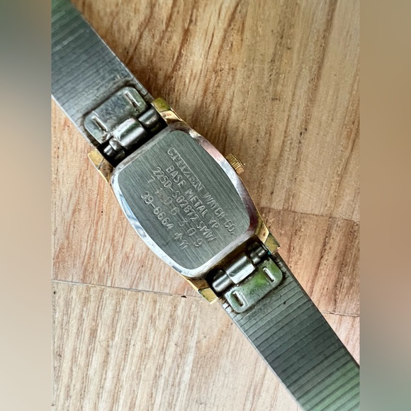 Vintage dainty Citizen Quartz ladies gold tone dress watch NEW BATTERY - Picture 9 of 11